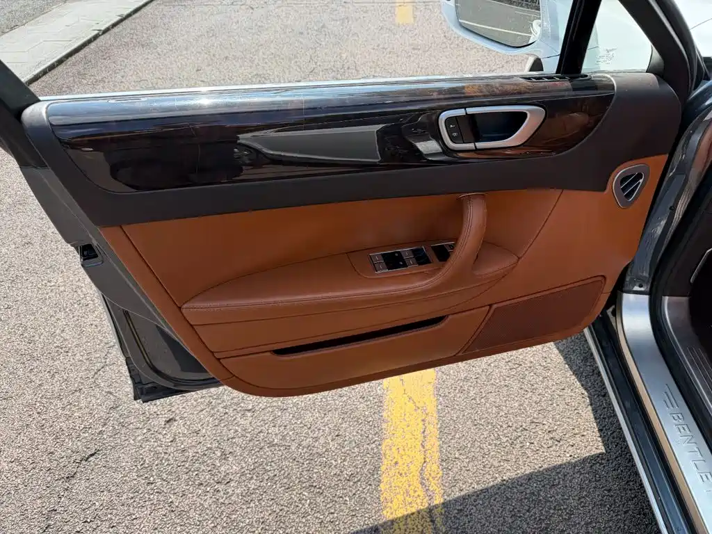 Bentley Flying Spur — миниатюра 6