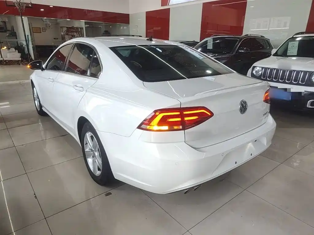 Volkswagen Lamando 2017 230TSI DSG