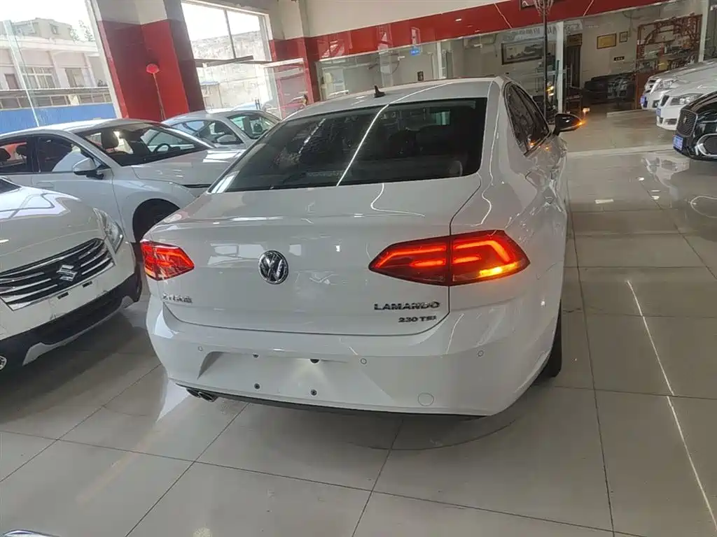 Volkswagen Lamando 2017 230TSI DSG