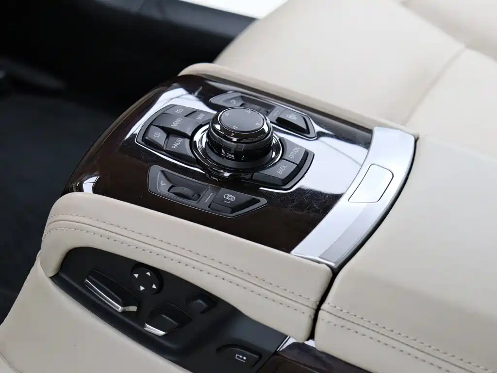 BMW 7 Series — миниатюра 9
