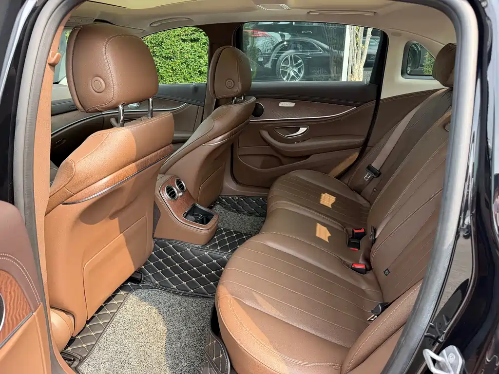 Mercedes-Benz E-Class — миниатюра 10