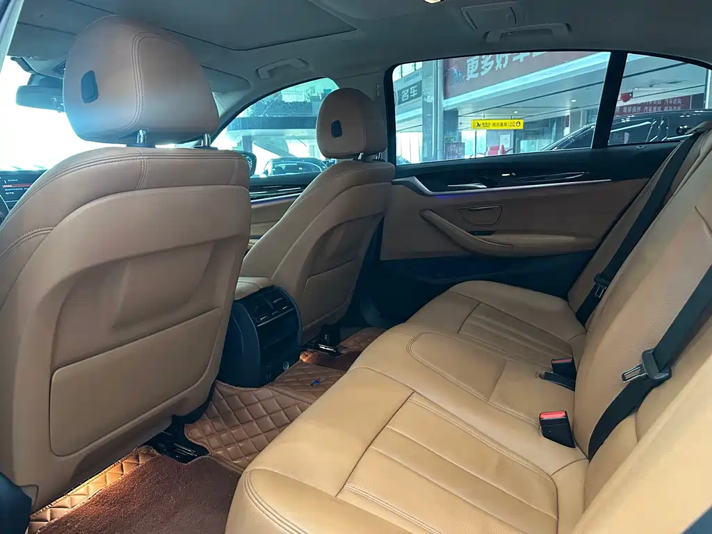 BMW 5 Series — миниатюра 8