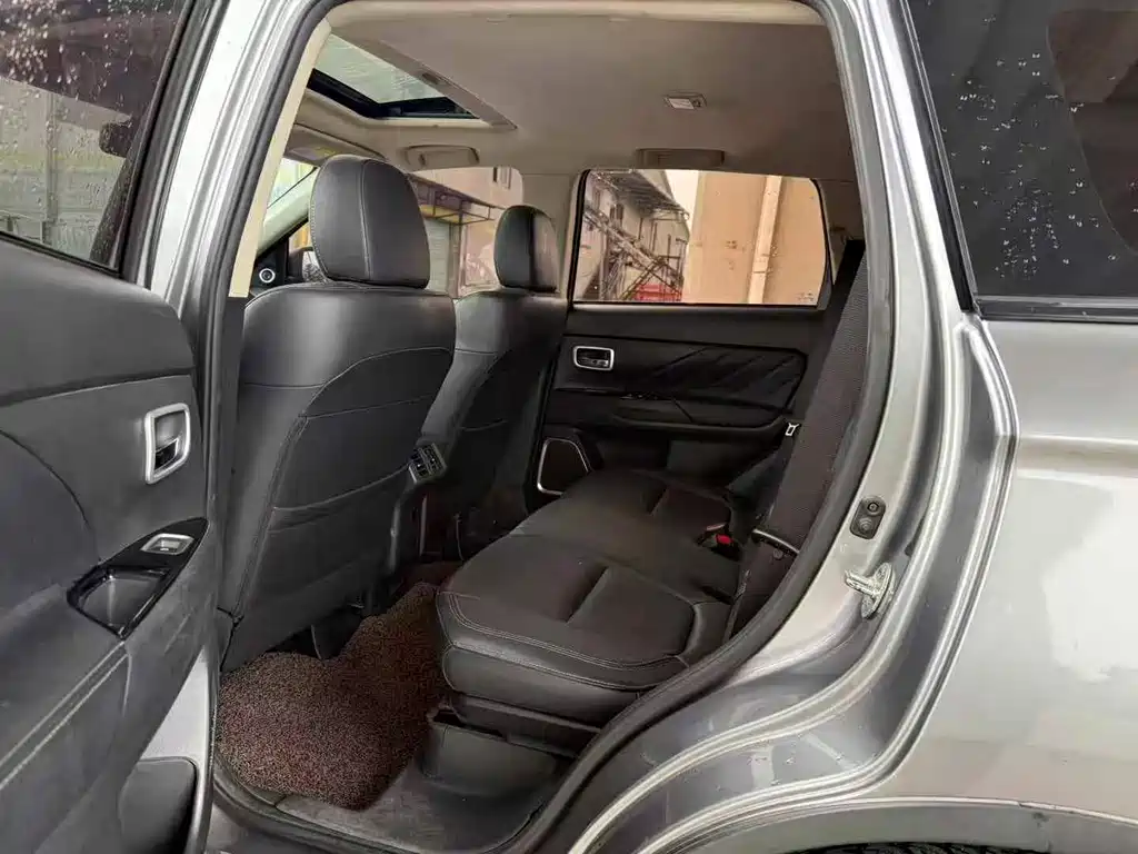 MITSUBISHI OUTLANDER