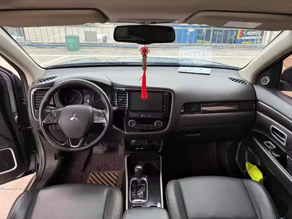 MITSUBISHI OUTLANDER