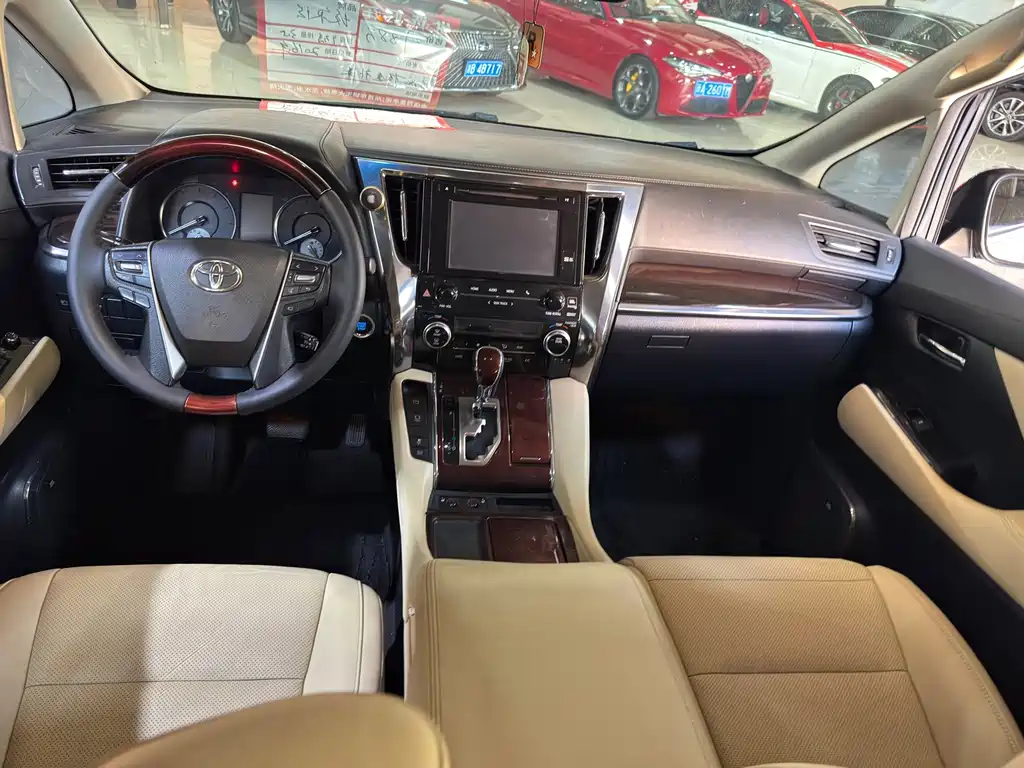 Toyota Alphard — миниатюра 6
