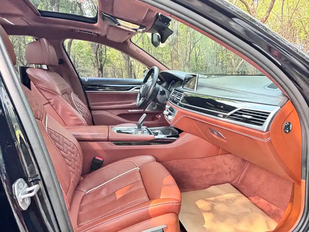 BMW 7 Series — миниатюра 5