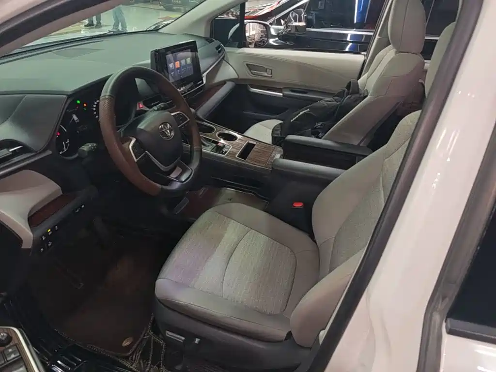 Toyota Sienna — миниатюра 15