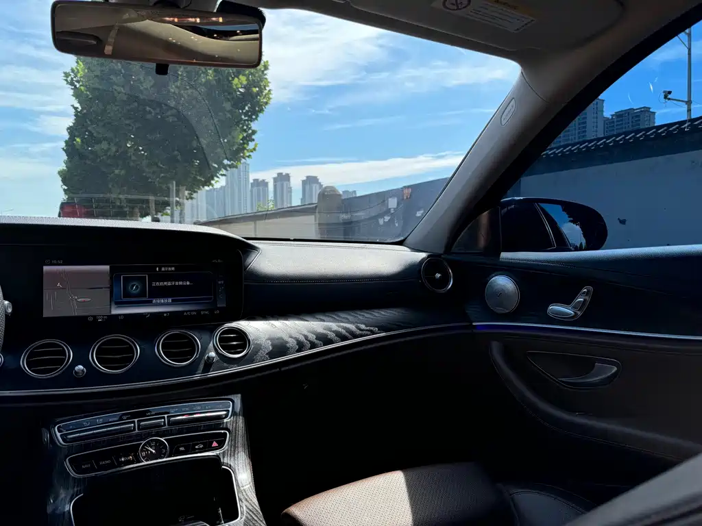 Mercedes-Benz E-Class — миниатюра 7