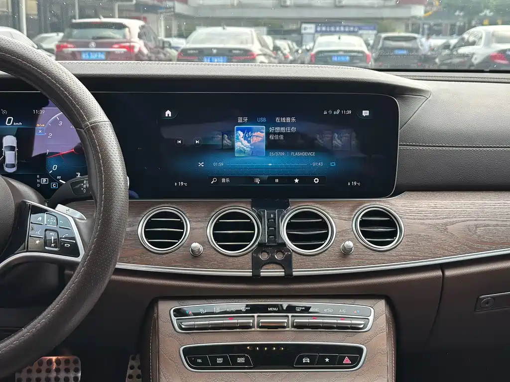 Mercedes-Benz E-Class — миниатюра 13