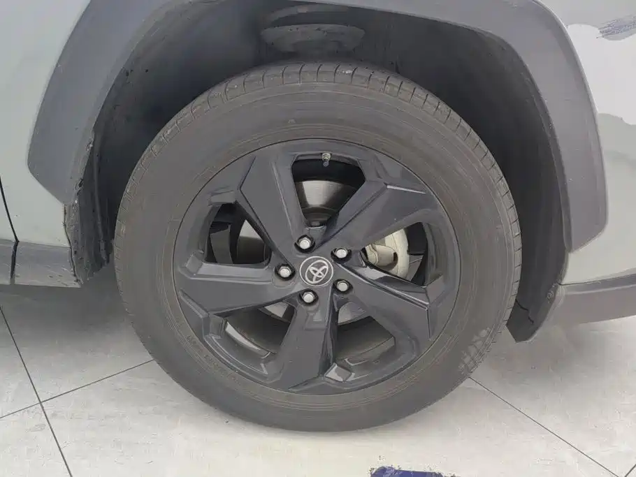 Toyota RAV4 — миниатюра 6