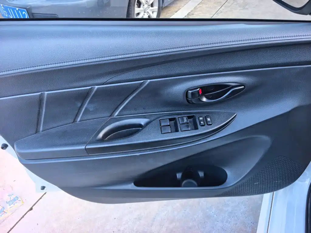 Toyota Yaris L — миниатюра 6