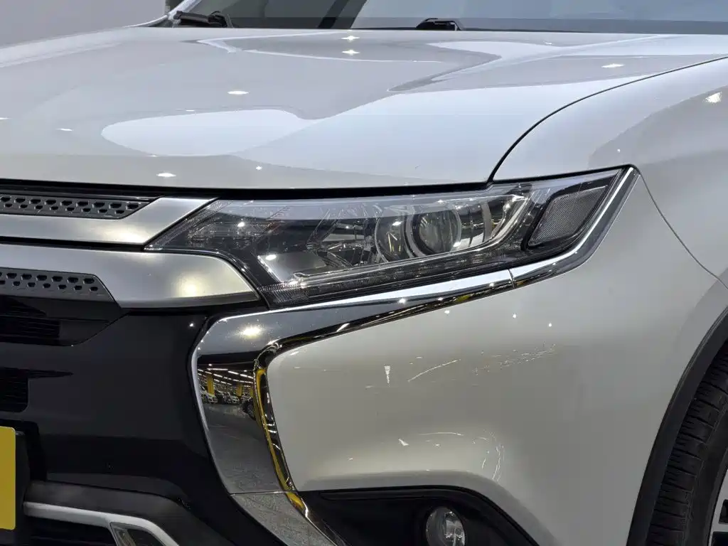 Mitsubishi Outlander — миниатюра 8