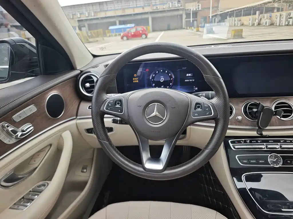 Mercedes-Benz E-Class — миниатюра 11