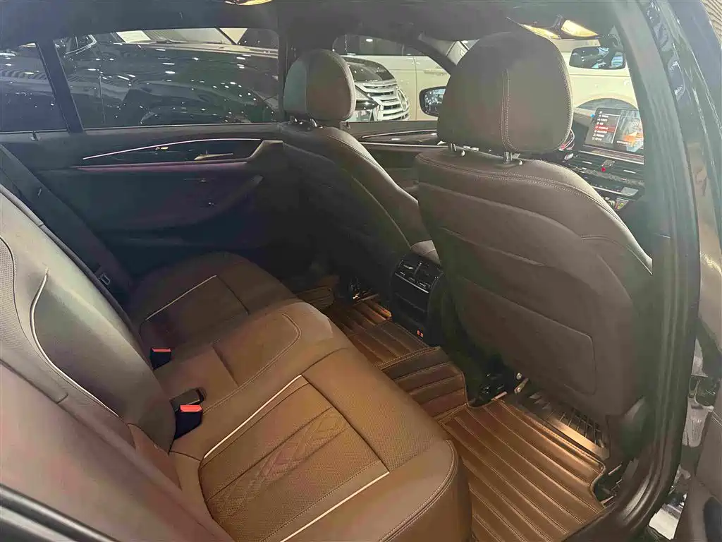 BMW 5 Series — миниатюра 9