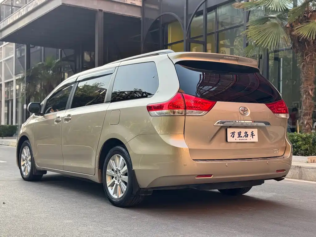 Toyota Sienna — миниатюра 30