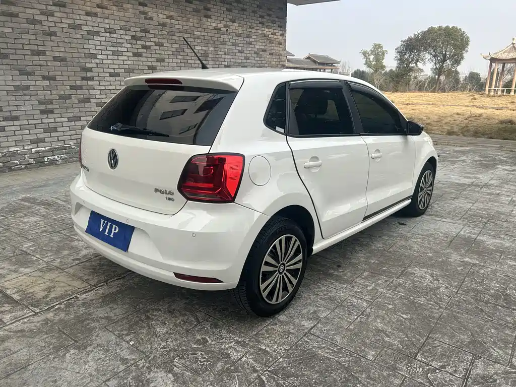 VOLKSWAGEN POLO