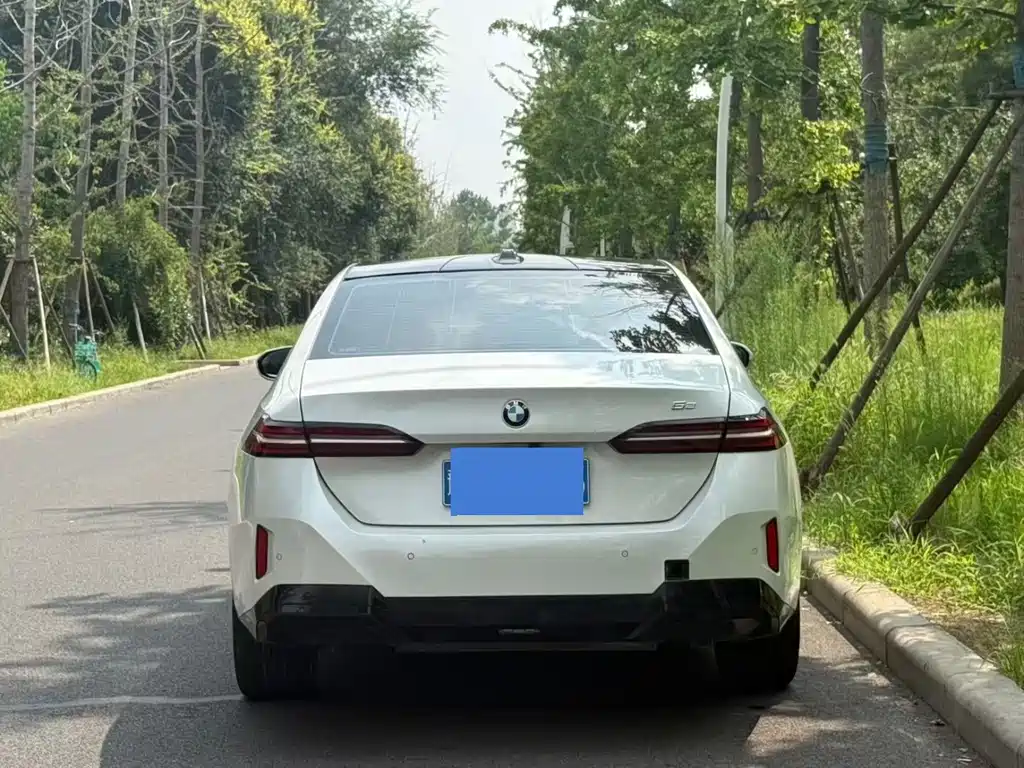 BMW 5 Series — миниатюра 8