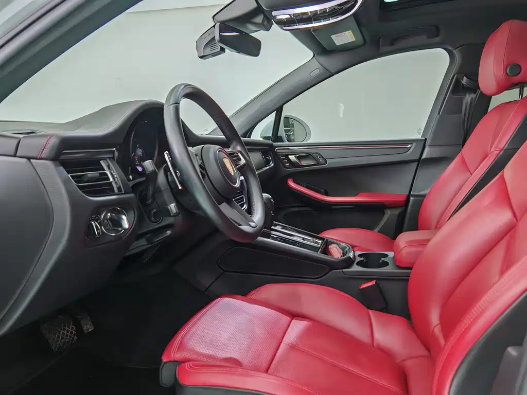 PORSCHE MACAN