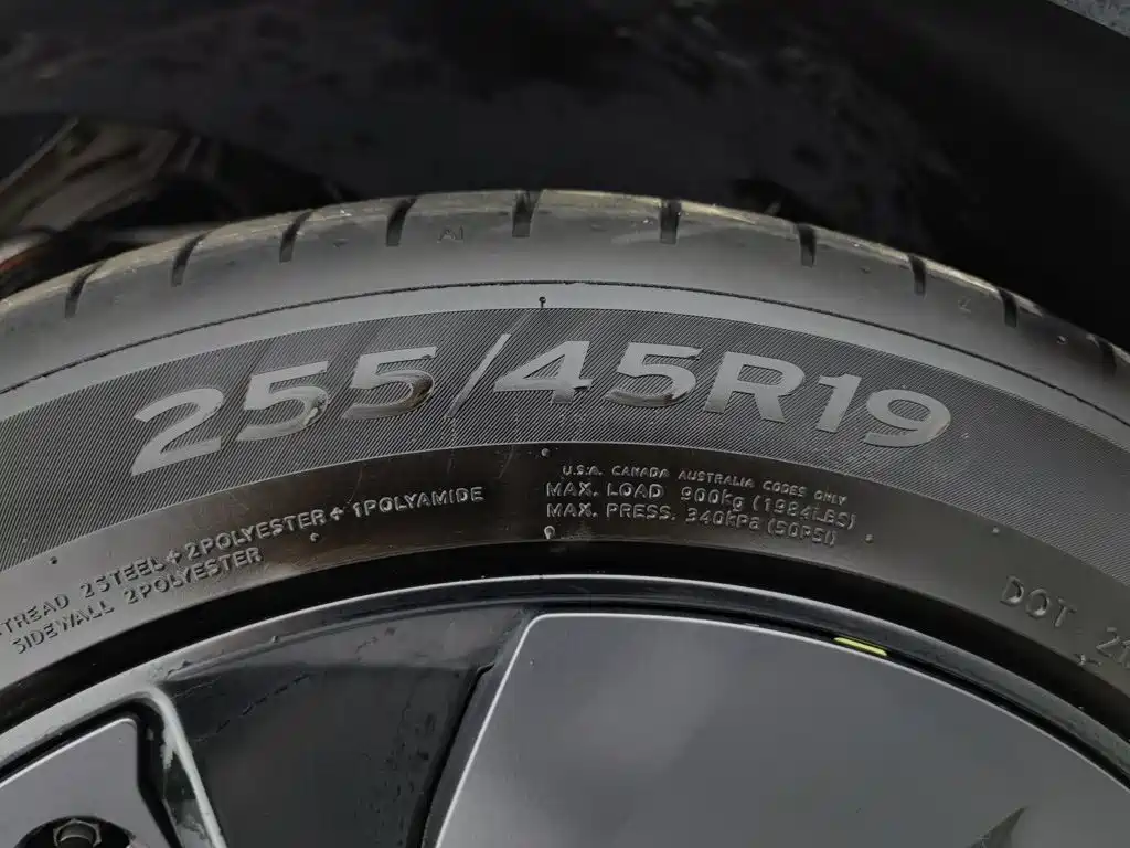 Tesla Model Y — миниатюра 24