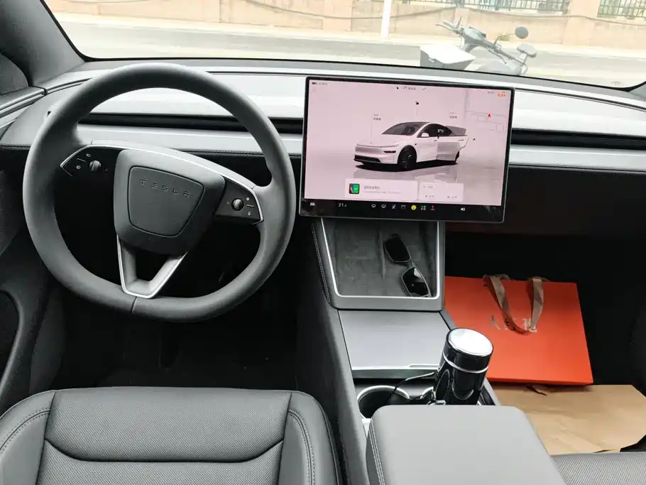 Tesla Model Y — миниатюра 12