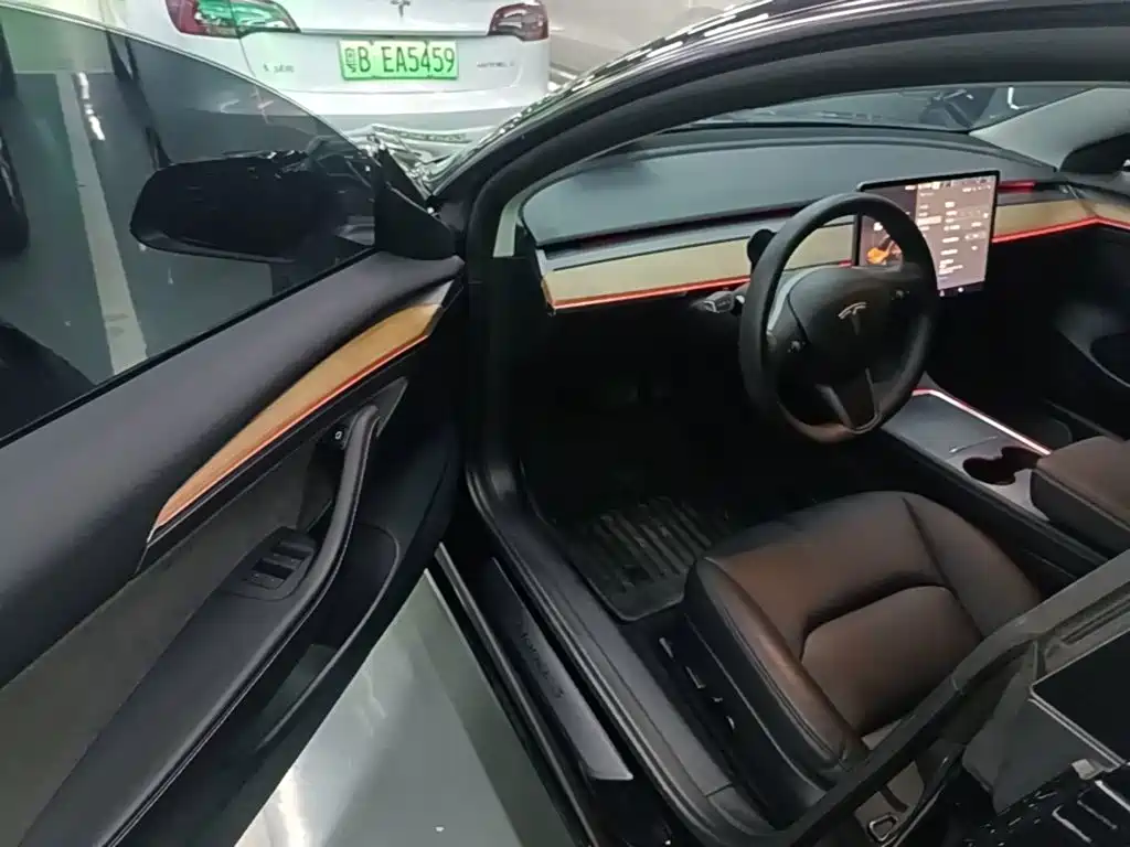 Tesla Model 3 — миниатюра 16