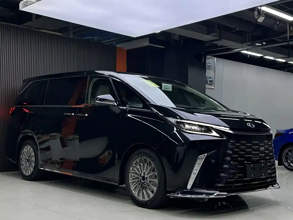 Lexus LM 2025 500h мест