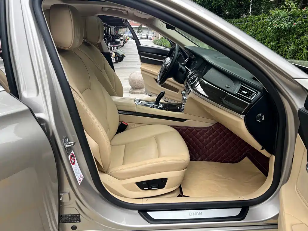 BMW 7 Series — миниатюра 8