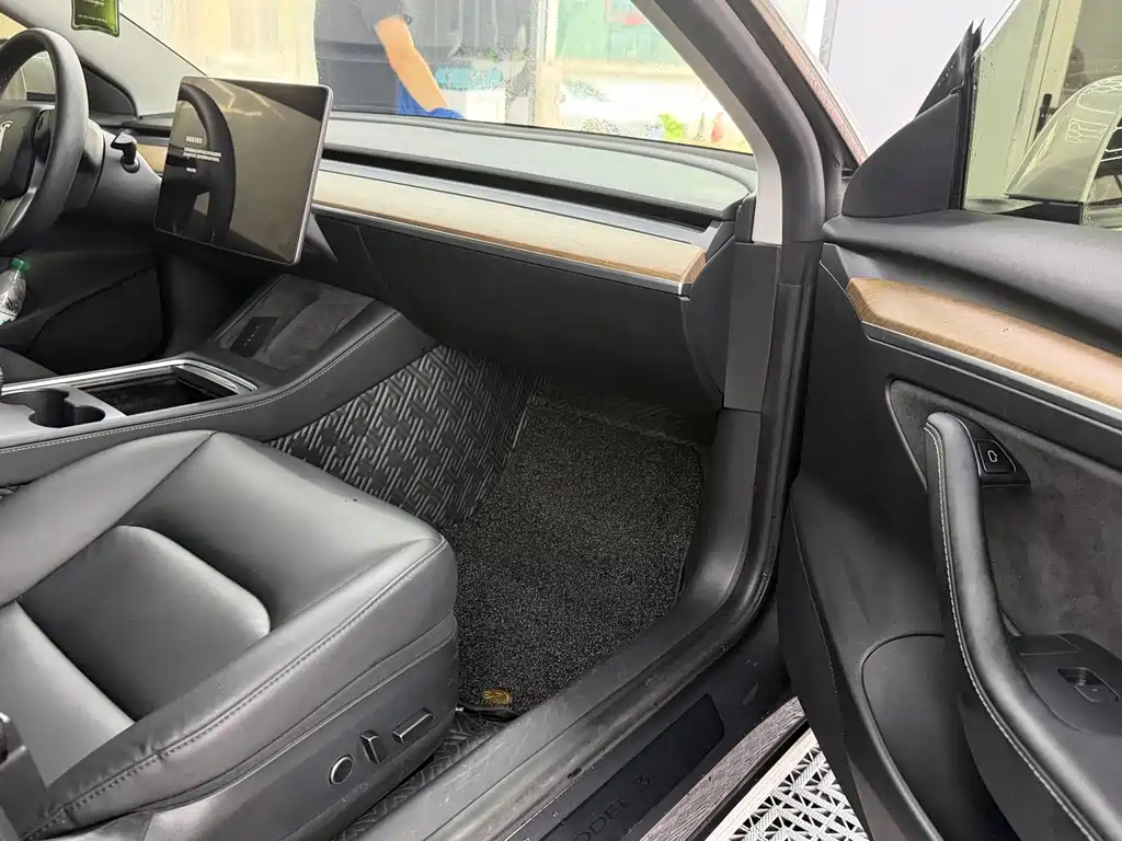 Tesla Model 3 — миниатюра 5
