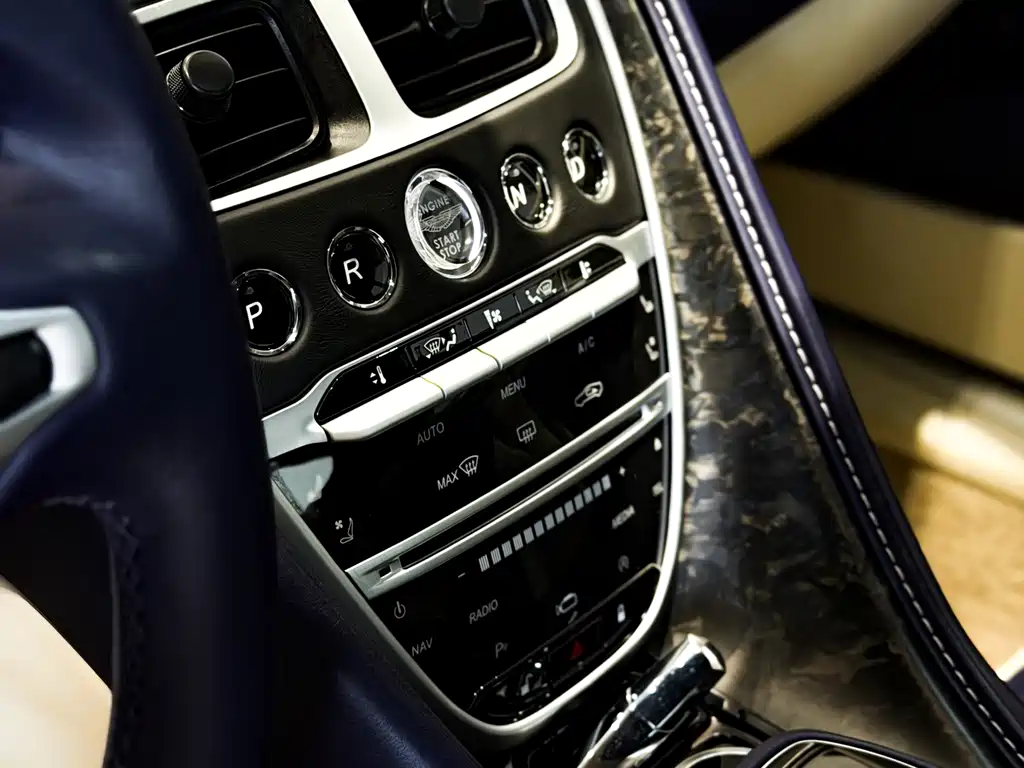 Aston Martin DB11 — миниатюра 19