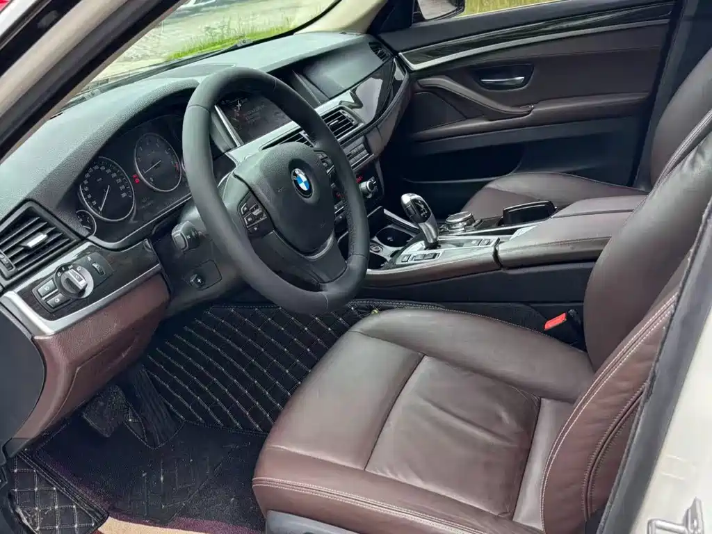 BMW 5 Series — миниатюра 7