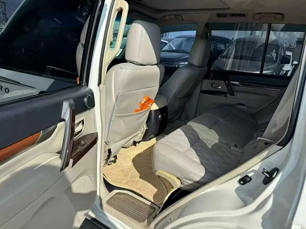 Mitsubishi Pajero (Import) — миниатюра 4