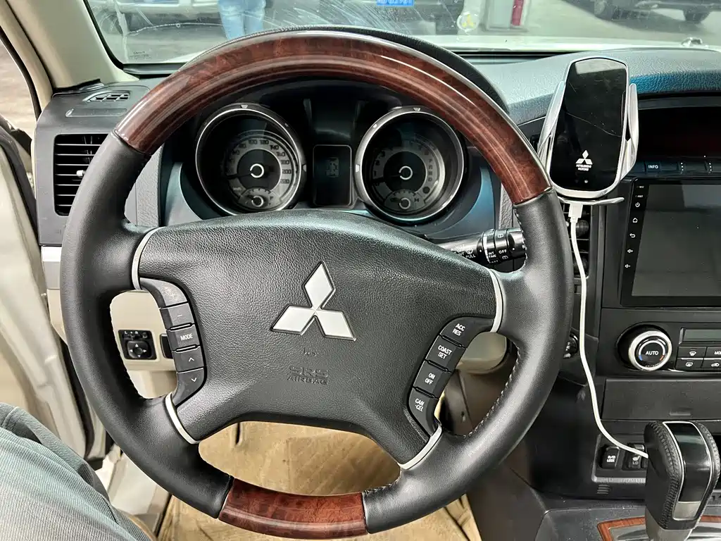 Mitsubishi Pajero (Import) — миниатюра 10