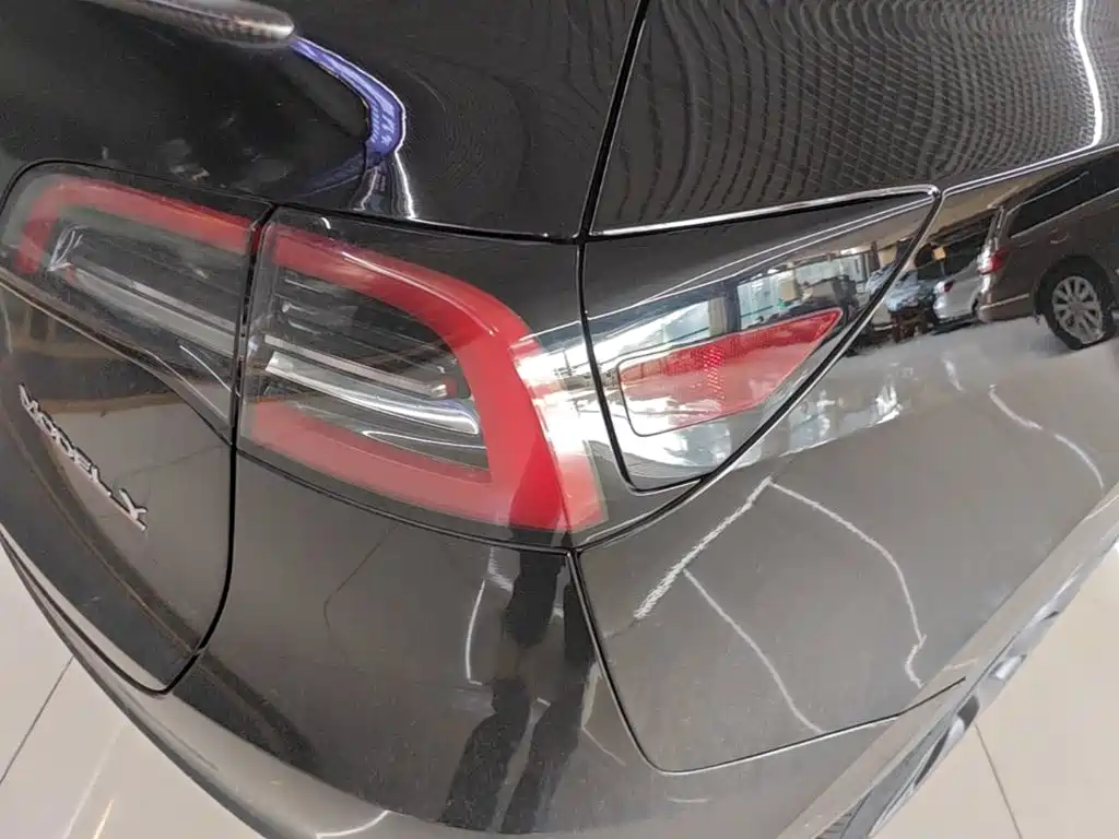 Tesla Model Y — миниатюра 8