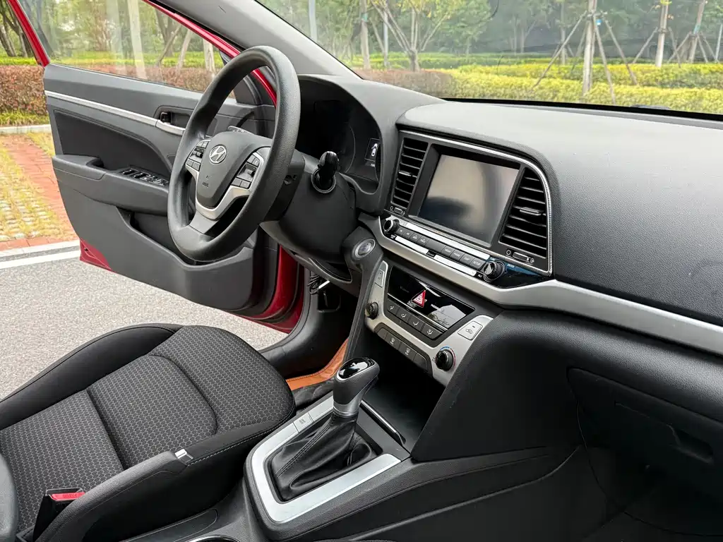 Hyundai Elantra — миниатюра 11
