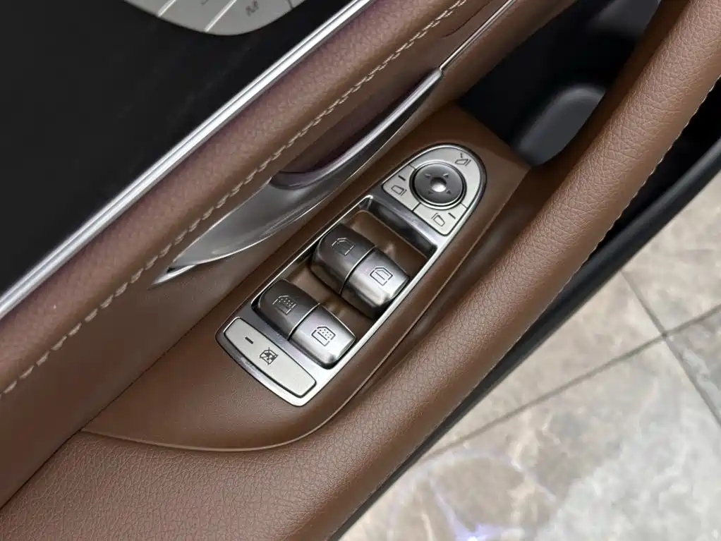 Mercedes-Benz E-Class — миниатюра 16