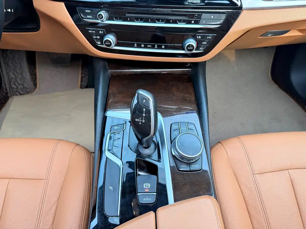 BMW 5 Series — миниатюра 11