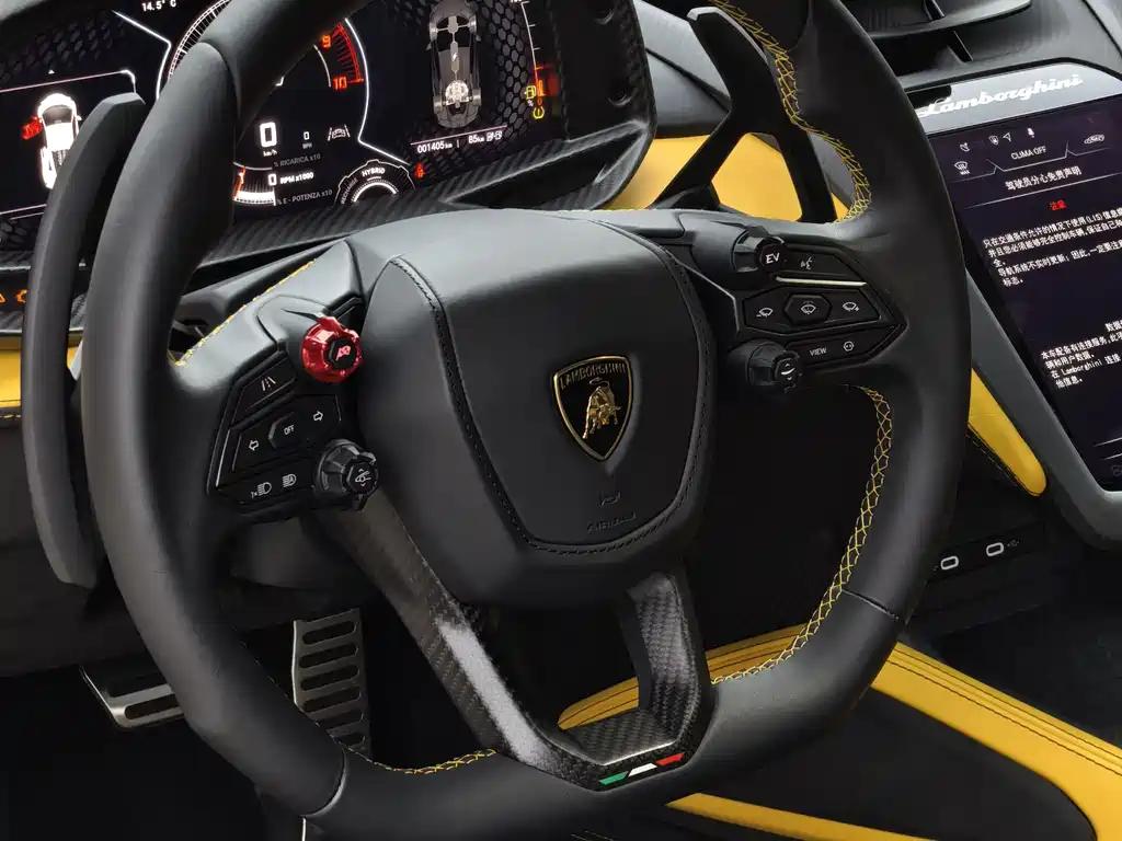 LAMBORGHINI REVUELTO
