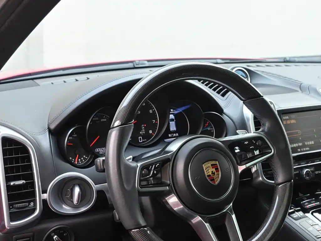 Porsche Cayenne — миниатюра 9