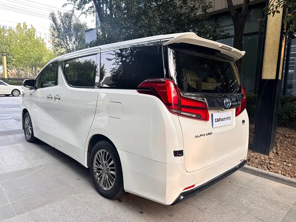 Toyota Alphard — миниатюра 5