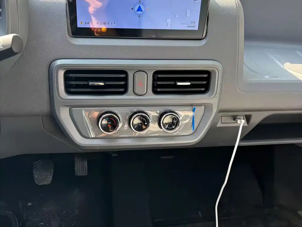 Wuling Yangguang — миниатюра 5