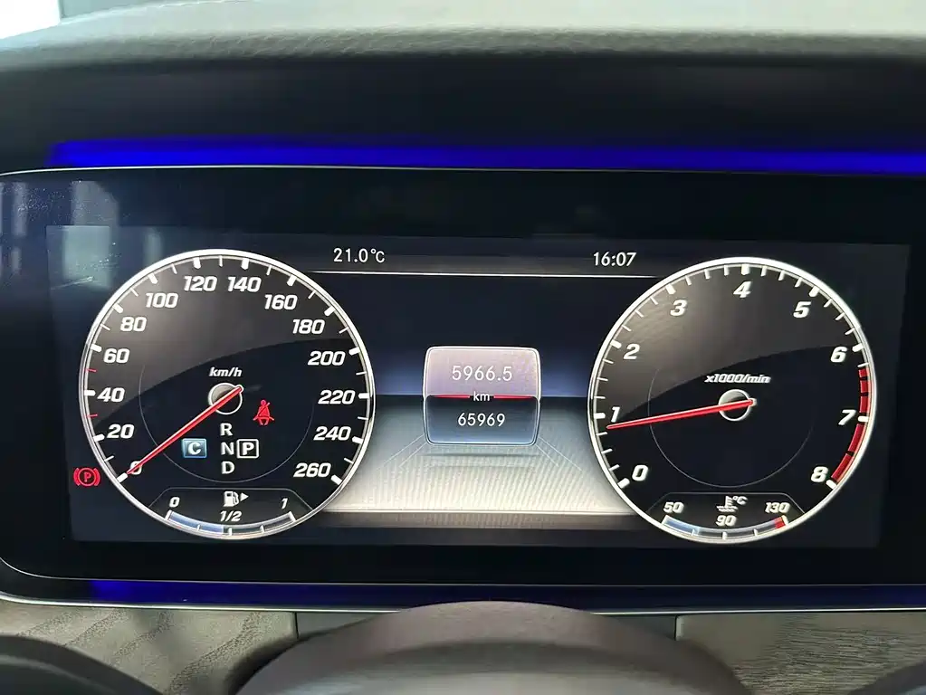 Mercedes-Benz E-Class — миниатюра 12