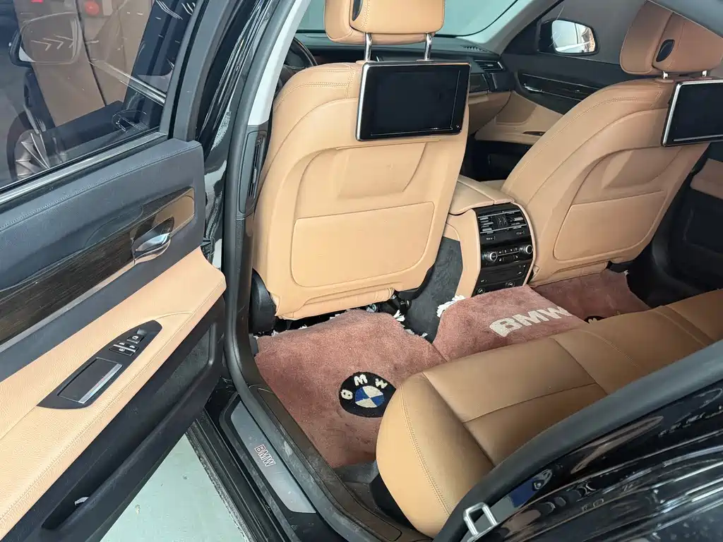 BMW 7 Series — миниатюра 8