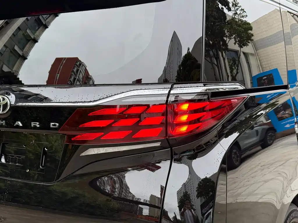 Toyota Alphard — миниатюра 14
