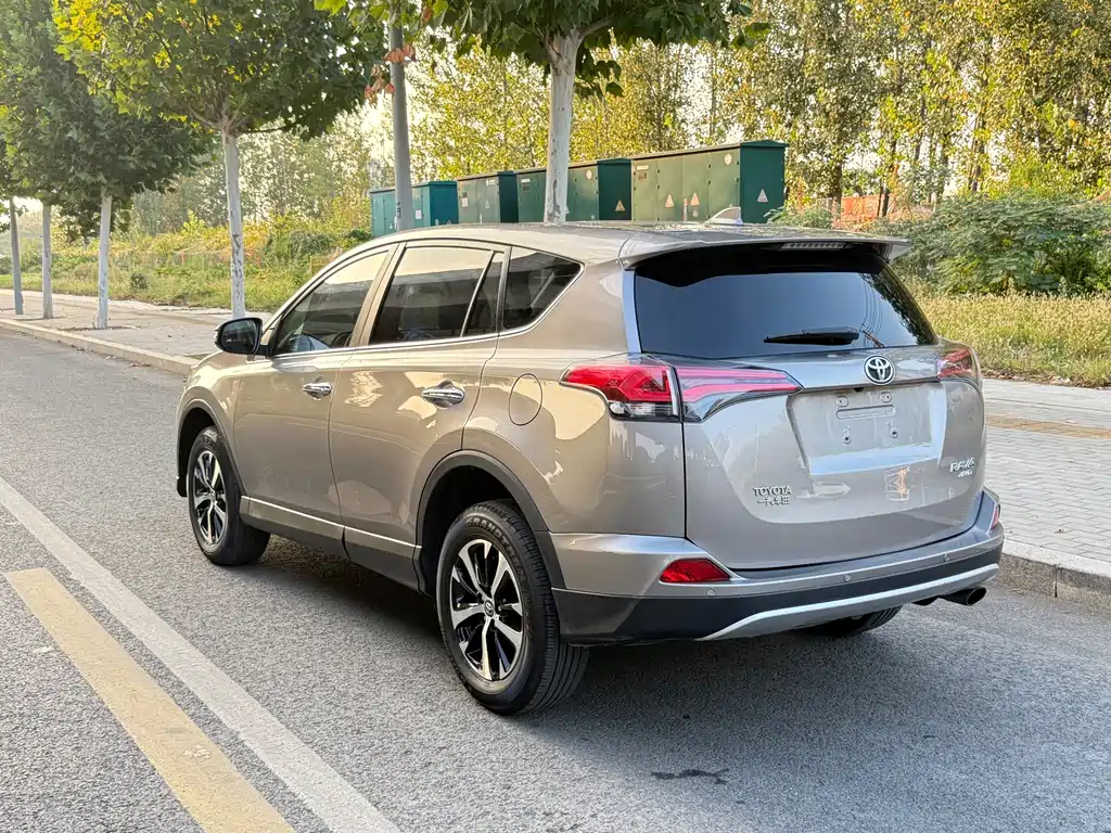 Toyota RAV4 — миниатюра 5