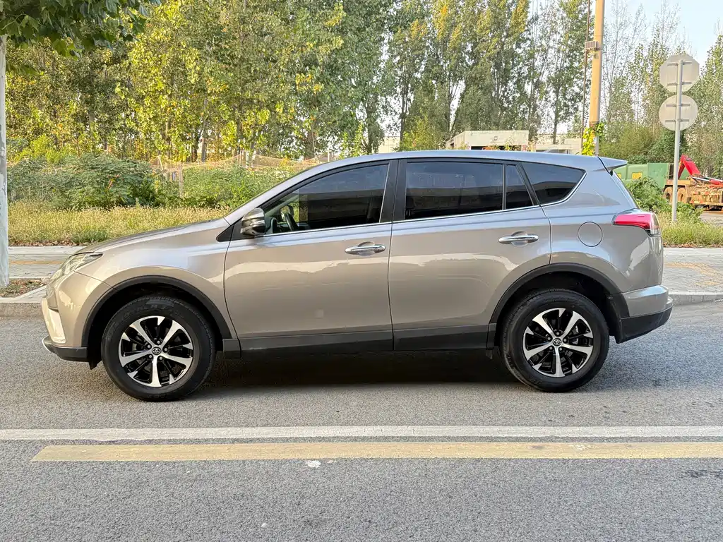 Toyota RAV4 — миниатюра 3