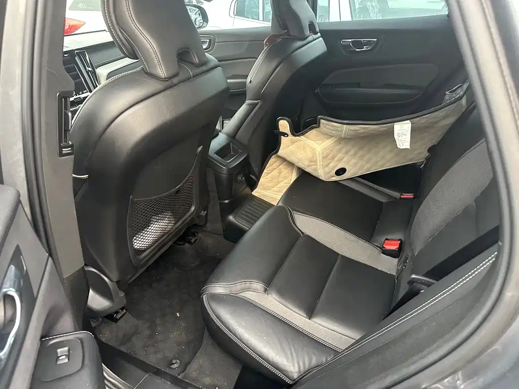 Volvo XC60 PHEV — миниатюра 8