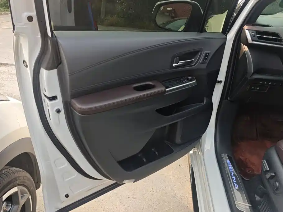 Toyota Sienna — миниатюра 7