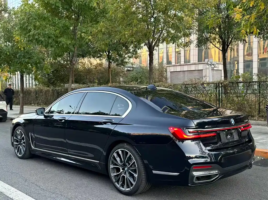 BMW 7 Series — миниатюра 6