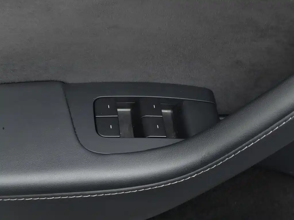 Tesla Model Y — миниатюра 9