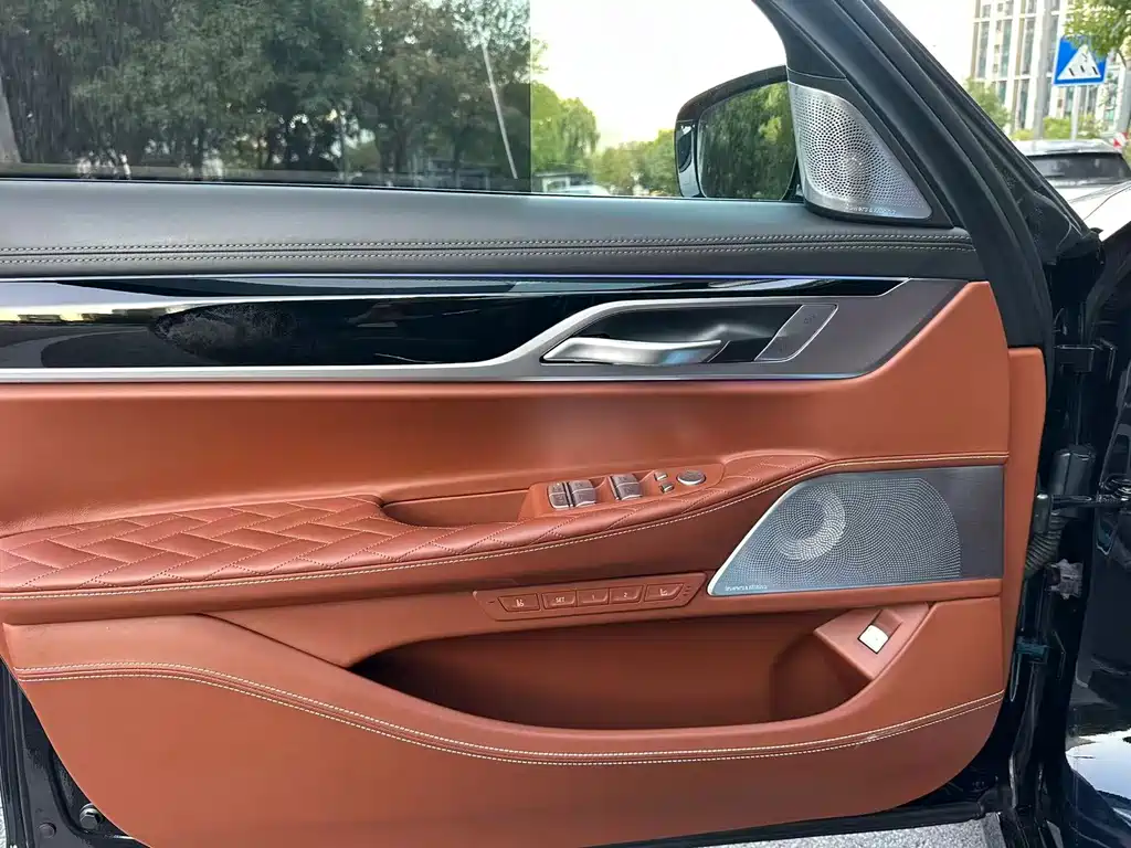 BMW 7 Series — миниатюра 17